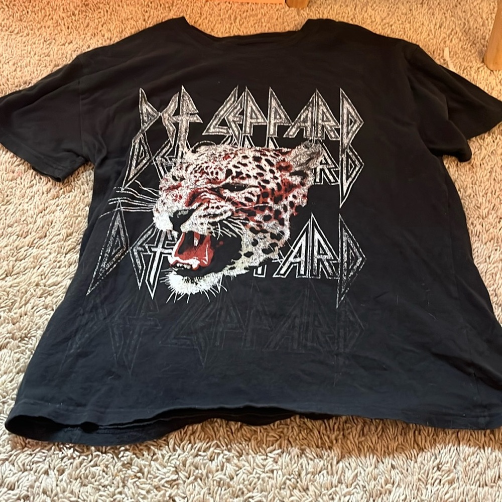 Women’s t shirt def leopard target shirt
